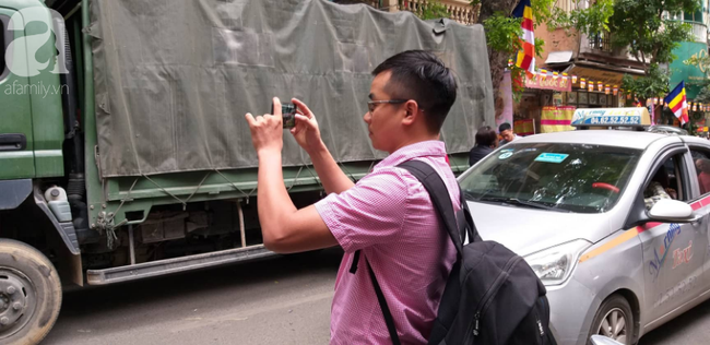 Hà Nội: Cận cảnh công an đang khám xét, sau đó rời khỏi cửa hàng điện thoại Nhật Cường - Ảnh 5. Hà Nội: Cận cảnh công an đang khám xét, sau đó rời khỏi cửa hàng điện thoại Nhật Cường - Ảnh 5.