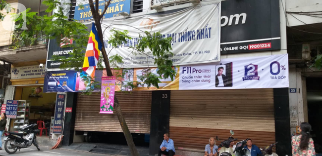 Hà Nội: Cận cảnh công an đang khám xét, sau đó rời khỏi cửa hàng điện thoại Nhật Cường - Ảnh 8. Hà Nội: Cận cảnh công an đang khám xét, sau đó rời khỏi cửa hàng điện thoại Nhật Cường - Ảnh 8.