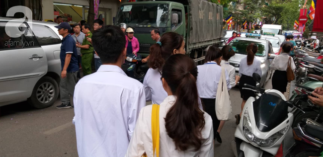 Hà Nội: Cận cảnh công an đang khám xét, sau đó rời khỏi cửa hàng điện thoại Nhật Cường - Ảnh 3. Hà Nội: Cận cảnh công an đang khám xét, sau đó rời khỏi cửa hàng điện thoại Nhật Cường - Ảnh 3.