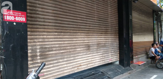 Hà Nội: Cận cảnh công an đang khám xét, sau đó rời khỏi cửa hàng điện thoại Nhật Cường - Ảnh 7. Hà Nội: Cận cảnh công an đang khám xét, sau đó rời khỏi cửa hàng điện thoại Nhật Cường - Ảnh 7.