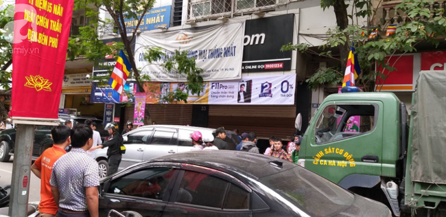 Hà Nội: Cận cảnh công an đang khám xét, sau đó rời khỏi cửa hàng điện thoại Nhật Cường - Ảnh 4. Hà Nội: Cận cảnh công an đang khám xét, sau đó rời khỏi cửa hàng điện thoại Nhật Cường - Ảnh 4.