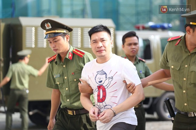 Ông trùm Văn Kính Dương vẫn cười dù bị đề nghị tử hình, hotgirl Ngọc Miu bật khóc khi VKS đưa mức án 20 năm tù - Ảnh 1.
