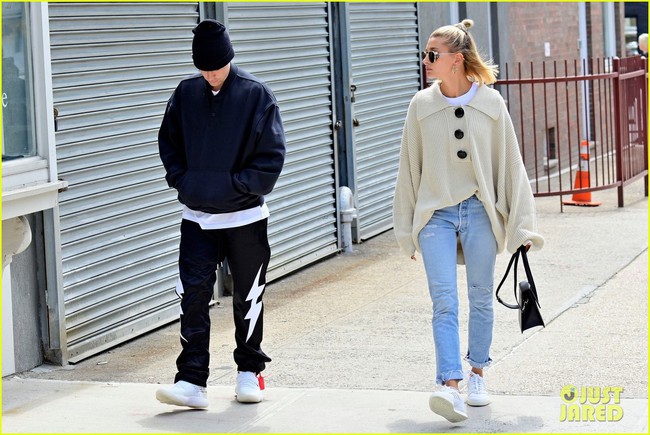 Đi cạnh nhau mà Justin Bieber và vợ đẹp Hailey Baldwin liên tục giữ khoảng cách, chuyện gì đang xảy ra? - Ảnh 1.