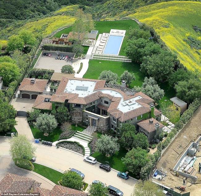 Biết nhà Kardashian giàu nhưng ai ngờ giàu đến độ này: Thầu hẳn khu đất khổng lồ xây 6 biệt thự trăm tỷ chỉ vì 1 lý do đơn giản - Ảnh 10.