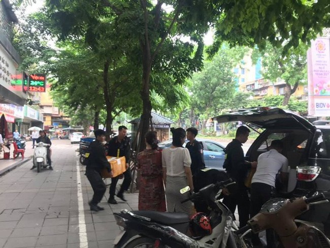 Vì sao hàng loạt cửa hàng Nhật Cường Mobile bị khám xét? - Ảnh 1. Vì sao hàng loạt cửa hàng Nhật Cường Mobile bị khám xét? - Ảnh 1.