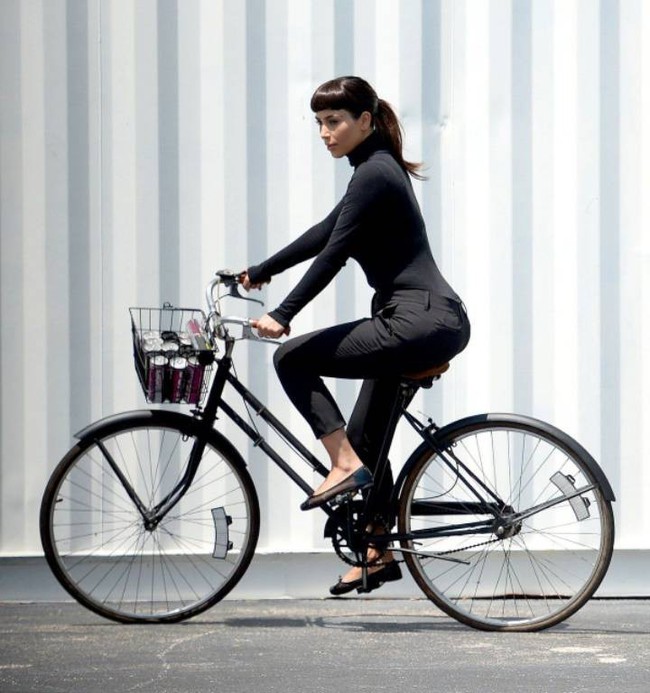 Cô Kim Kardashian bắt chước huyền thoại Audrey Hepburn đạp xe với vòng 3 sai sai và cái kết bất ngờ - Ảnh 2.