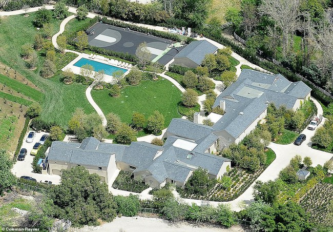 Biết nhà Kardashian giàu nhưng ai ngờ giàu đến độ này: Thầu hẳn khu đất khổng lồ xây 6 biệt thự trăm tỷ chỉ vì 1 lý do đơn giản - Ảnh 3.
