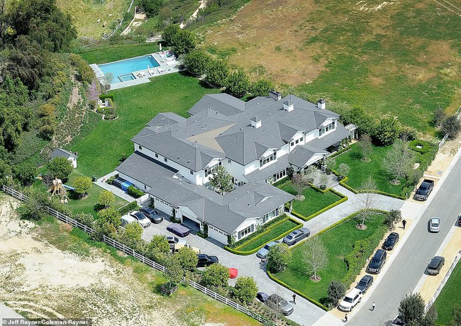 Biết nhà Kardashian giàu nhưng ai ngờ giàu đến độ này: Thầu hẳn khu đất khổng lồ xây 6 biệt thự trăm tỷ chỉ vì 1 lý do đơn giản - Ảnh 15.
