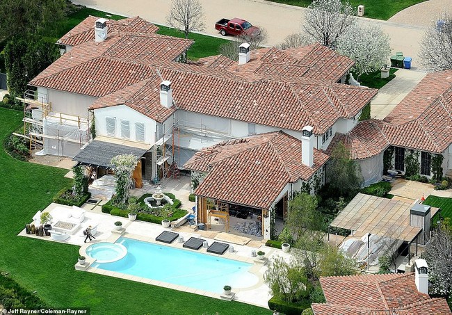 Biết nhà Kardashian giàu nhưng ai ngờ giàu đến độ này: Thầu hẳn khu đất khổng lồ xây 6 biệt thự trăm tỷ chỉ vì 1 lý do đơn giản - Ảnh 8.