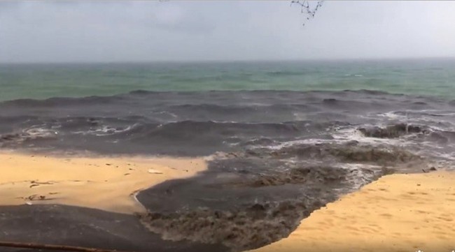 Phú Quốc: Xuất hiện cảnh nước biển đen ngòm, ô nhiễm nặng tại bãi Dài do khách du lịch nước ngoài ghi lại - Ảnh 1.
