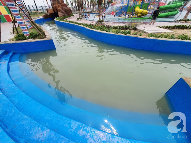 Mới mở cửa khai trương hơn 1 ngày, công viên nước Thanh Hà đã đục ngầu như ao, rác nổi khắp bể bơi - Ảnh 3.