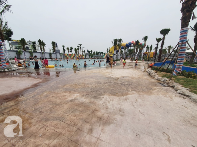 Mới mở cửa khai trương hơn 1 ngày, công viên nước Thanh Hà đã đục ngầu như ao, rác nổi khắp bể bơi - Ảnh 9.