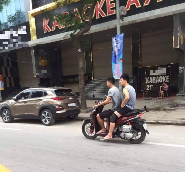 Tuyển thủ quốc gia Đình Trọng - Văn Kiên gây tranh cãi khi đi xe máy không đội mũ bảo hiểm? - Ảnh 1.