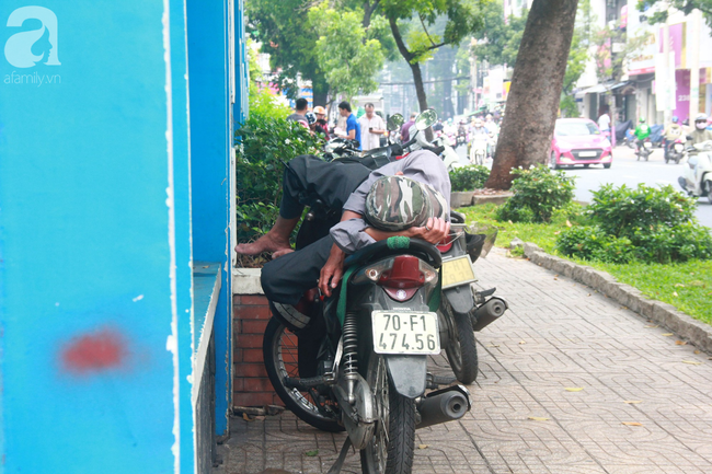 Phụ huynh lo lắng, đội mưa đợi con trong ngày đầu kỳ thi tuyển sinh vào lớp 10  - Ảnh 11.