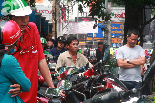 Phụ huynh lo lắng, đội mưa đợi con trong ngày đầu kỳ thi tuyển sinh vào lớp 10  - Ảnh 12.