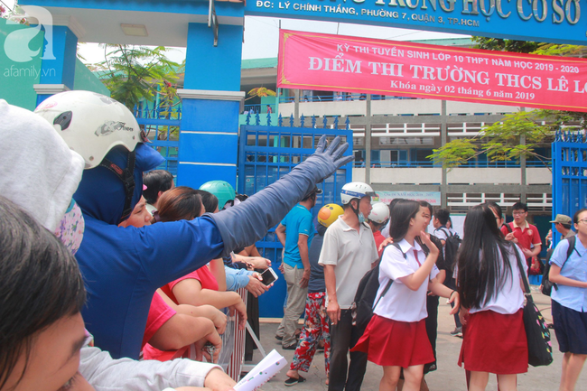 Phụ huynh lo lắng, đội mưa đợi con trong ngày đầu kỳ thi tuyển sinh vào lớp 10  - Ảnh 15.