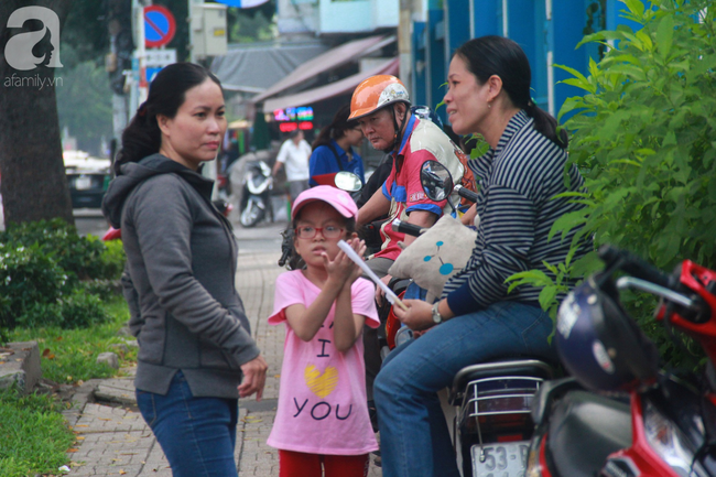 Phụ huynh lo lắng, đội mưa đợi con trong ngày đầu kỳ thi tuyển sinh vào lớp 10  - Ảnh 19.