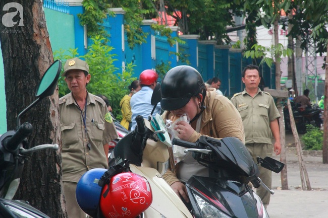 Phụ huynh lo lắng, đội mưa đợi con trong ngày đầu kỳ thi tuyển sinh vào lớp 10  - Ảnh 10.