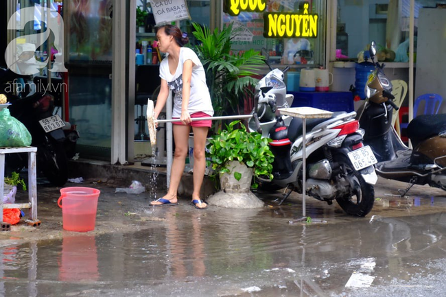 Nước ngập đến bàn thờ ông thần Tài sau mưa lớn ở TP.HCM: Người bì bõm tát nước, người bán buôn ế ẩm - Ảnh 7.