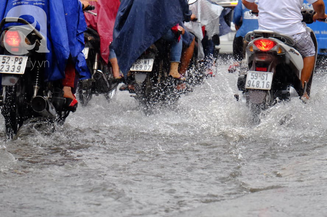 Nước ngập đến bàn thờ ông thần Tài sau mưa lớn ở TP.HCM: Người bì bõm tát nước, người bán buôn ế ẩm - Ảnh 17.