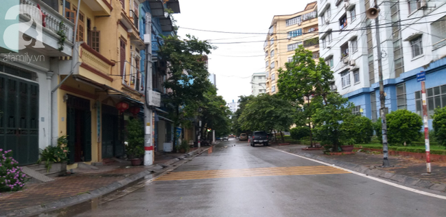Sau cả tuần nắng nóng hơn 40 độ, Hà Nội bất ngờ mưa giông, người dân đội mưa đi làm - Ảnh 1.