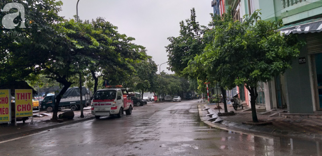 Sau cả tuần nắng nóng hơn 40 độ, Hà Nội bất ngờ mưa giông, người dân đội mưa đi làm - Ảnh 2.