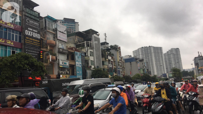 Sau cả tuần nắng nóng hơn 40 độ, Hà Nội bất ngờ mưa giông, người dân đội mưa đi làm - Ảnh 6.