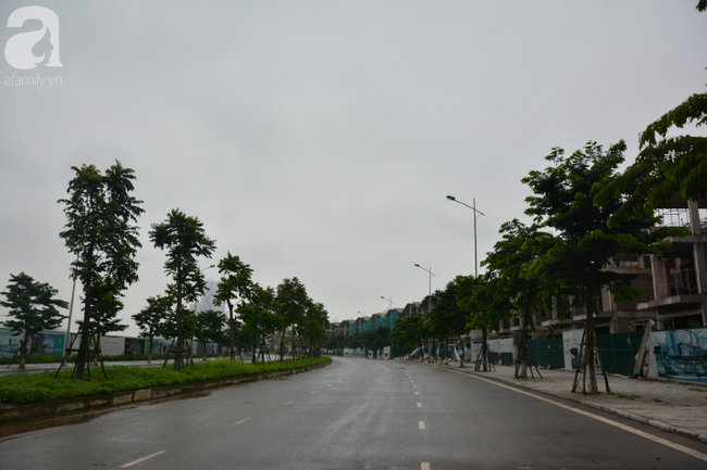 Sau cả tuần nắng nóng hơn 40 độ, Hà Nội bất ngờ mưa giông, người dân đội mưa đi làm - Ảnh 11.