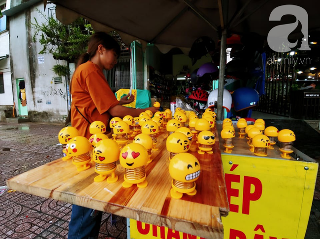 Hàng trăm người đổ xô bán Emoji theo trào lưu ở Sài Gòn, kiếm tiền triệu - Ảnh 1. Hàng trăm người đổ xô bán Emoji theo trào lưu ở Sài Gòn, kiếm tiền triệu - Ảnh 1.