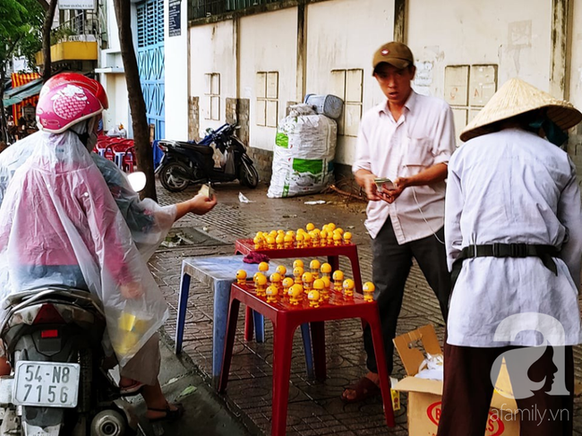 Hàng trăm người đổ xô bán Emoji theo trào lưu ở Sài Gòn, kiếm tiền triệu - Ảnh 13. Hàng trăm người đổ xô bán Emoji theo trào lưu ở Sài Gòn, kiếm tiền triệu - Ảnh 13.