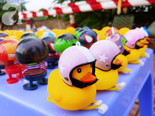 Hàng trăm người đổ xô bán Emoji theo trào lưu ở Sài Gòn, kiếm tiền triệu - Ảnh 12. Hàng trăm người đổ xô bán Emoji theo trào lưu ở Sài Gòn, kiếm tiền triệu - Ảnh 12.
