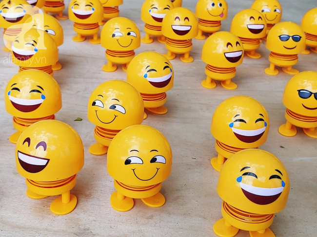 Hàng trăm người đổ xô bán Emoji theo trào lưu ở Sài Gòn, kiếm tiền triệu - Ảnh 11. Hàng trăm người đổ xô bán Emoji theo trào lưu ở Sài Gòn, kiếm tiền triệu - Ảnh 11.