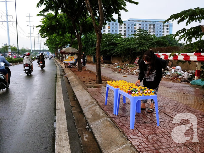 Hàng trăm người đổ xô bán Emoji theo trào lưu ở Sài Gòn, kiếm tiền triệu - Ảnh 10. Hàng trăm người đổ xô bán Emoji theo trào lưu ở Sài Gòn, kiếm tiền triệu - Ảnh 10.
