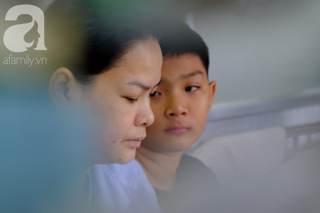Thương cảnh bé trai 12 tuổi xin nghỉ học, một mình chăm sóc mẹ bị ung thư buồng trứng, tiểu đường nặng trong viện - Ảnh 15.