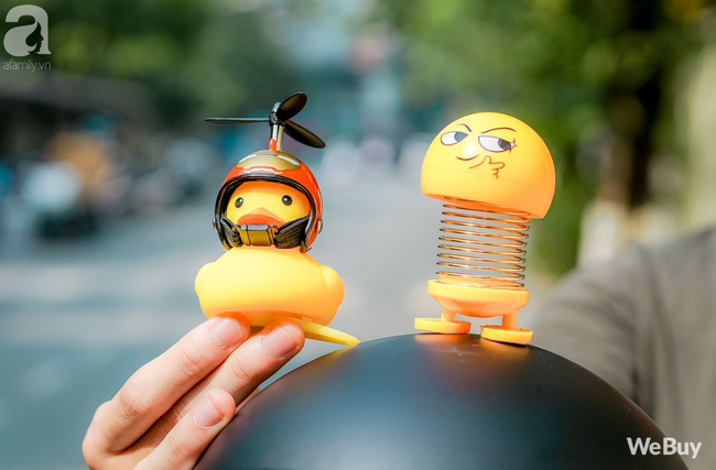 Ngắm combo Thú nhún Emoji và Vịt chong chóng - hai món đồ chơi siêu đơn giản mà khiến giới trẻ “phát sốt” những ngày qua hay ho đến mức nào?  - Ảnh 2.