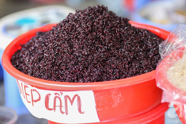 Tết Đoan Ngọ đã đến rất gần, khắp các chợ Hà Nội đều đã nhuộm tím cơm rượu nếp và đỏ sắc mận, vải - Ảnh 5.