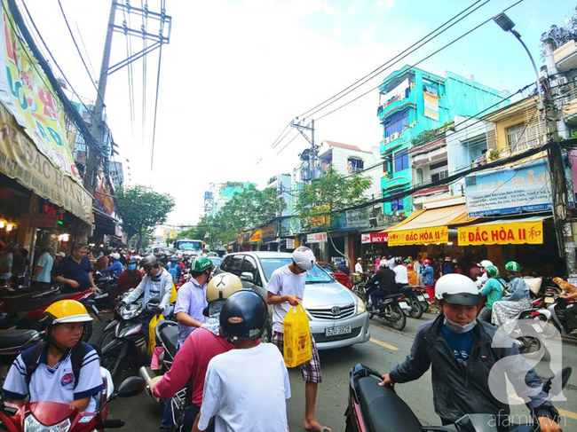 Người dân xếp hàng rồng rắn mua heo, vịt quay ăn Tết Đoan Ngọ, đường TP.HCM kẹt xe kinh hoàng - Ảnh 10.