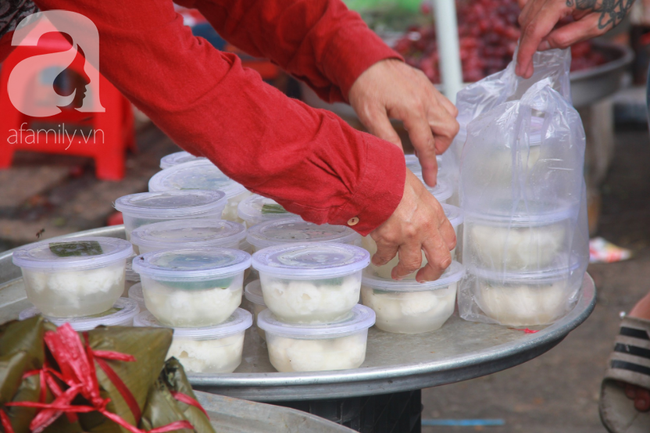 Lá xông Miền tay vượt trăm cây số lên Sài Gòn, bánh ú tro "cháy hàng" ngày Tết Đoan Ngọ - Ảnh 10. Lá xông Miền tay vượt trăm cây số lên Sài Gòn, bánh ú tro "cháy hàng" ngày Tết Đoan Ngọ - Ảnh 10.