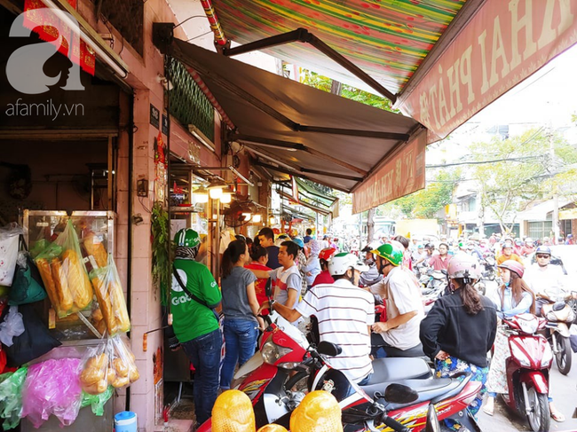 Người dân xếp hàng rồng rắn mua heo, vịt quay ăn Tết Đoan Ngọ, đường TP.HCM kẹt xe kinh hoàng - Ảnh 1.