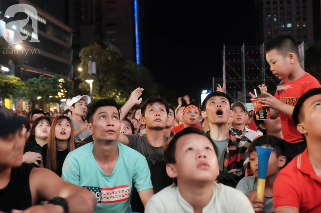 Chung kết King's Cup 2019: Đức Huy tỏa sáng hạ gục thủ môn Curacao, CĐV Việt Nam đốt pháo ăn mừng bàn thắng - Ảnh 5.