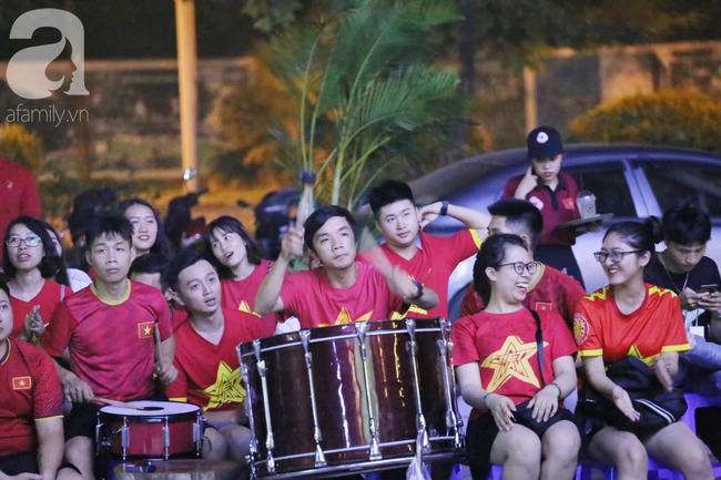 Chung kết King's Cup 2019: CĐV ôm đầu đầy tiếc nuối sau pha bỏ lỡ của Văn Toàn - Ảnh 6.