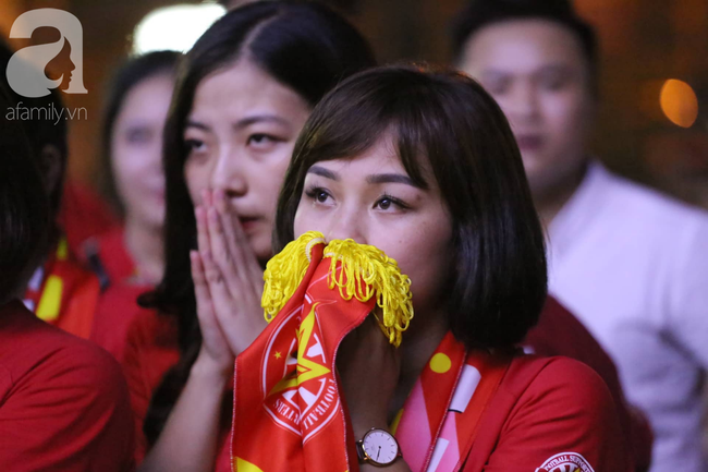 Công Phượng đá hỏng phạt đền, CĐV bật khóc Việt Nam bỏ lỡ chức vô địch King's Cup trên đất Thái Lan - Ảnh 2.