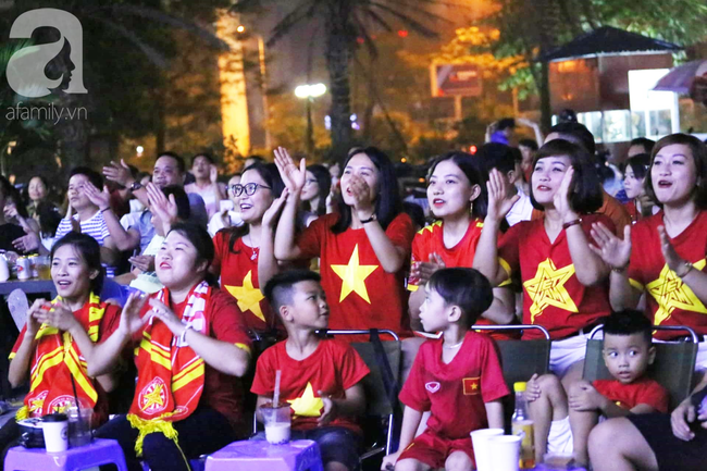 Chung kết King's Cup 2019: CĐV ôm đầu đầy tiếc nuối sau pha bỏ lỡ của Văn Toàn - Ảnh 3.