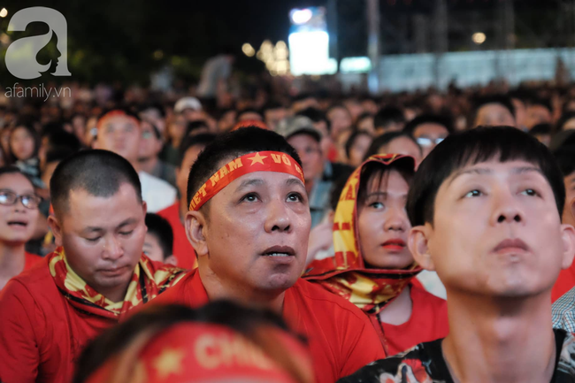 Chung kết King's Cup 2019: CĐV ôm đầu đầy tiếc nuối sau pha bỏ lỡ của Văn Toàn - Ảnh 5.