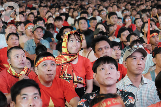 Chung kết King's Cup 2019: Minh Vương đá vọt xà ngang, hàng ngàn CĐV ôm đầu tiếc nuối - Ảnh 1.