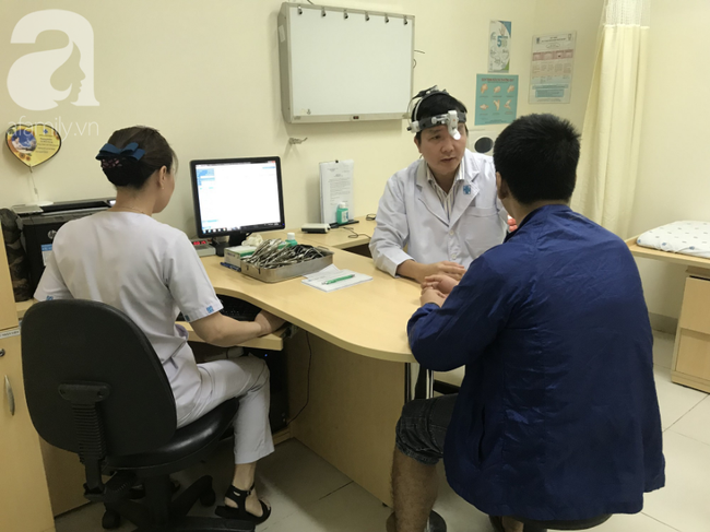 BS Lý Xuân Quang đang thăm khám cho người bệnh