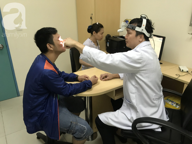 BS Lý Xuân Quang đang thăm khám cho người bệnh 2