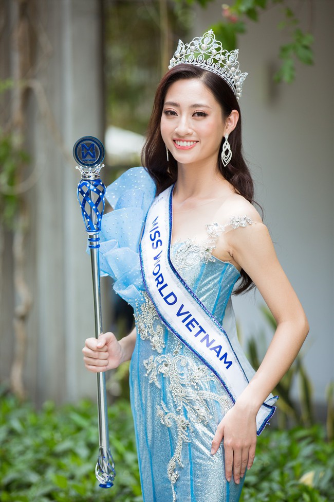 Đăng quang chưa tròn 2 tháng, Hoa hậu 19 tuổi Lương Thùy Linh được mời ngồi ghế nóng  - Ảnh 1.