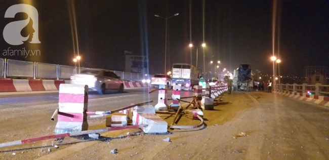 Hà Nội: Kinh hoàng xe bồn nổ lốp mất lái, 4 sinh viên gặp nạn trên cầu Thanh Trì - Ảnh 1.