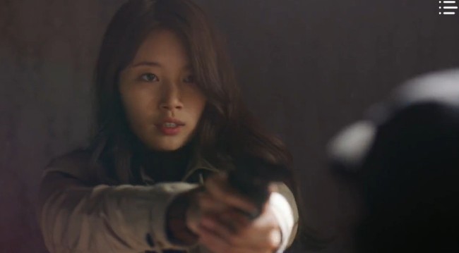 "Vagabond" tập 3: "Nín thở" xem Lee Seung Gi và Suzy với đọ súng với khủng bố, ai ngờ bạn thân lại có ngày lật mặt thế này! - Ảnh 7. "Vagabond" tập 3: "Nín thở" xem Lee Seung Gi và Suzy với đọ súng với khủng bố, ai ngờ bạn thân lại có ngày lật mặt thế này! - Ảnh 7.